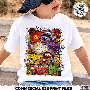 Könnte beinhalten: Ein weißes T-Shirt mit einem Grafikdruck aus vier übereinanderliegenden rechteckigen Feldern, die Charaktere aus dem Film Cars in Halloween-Kostümen zeigen. Das Design enthält Kürbisse, Spinnennetze, Fledermäuse und ein Route-66-Schild.