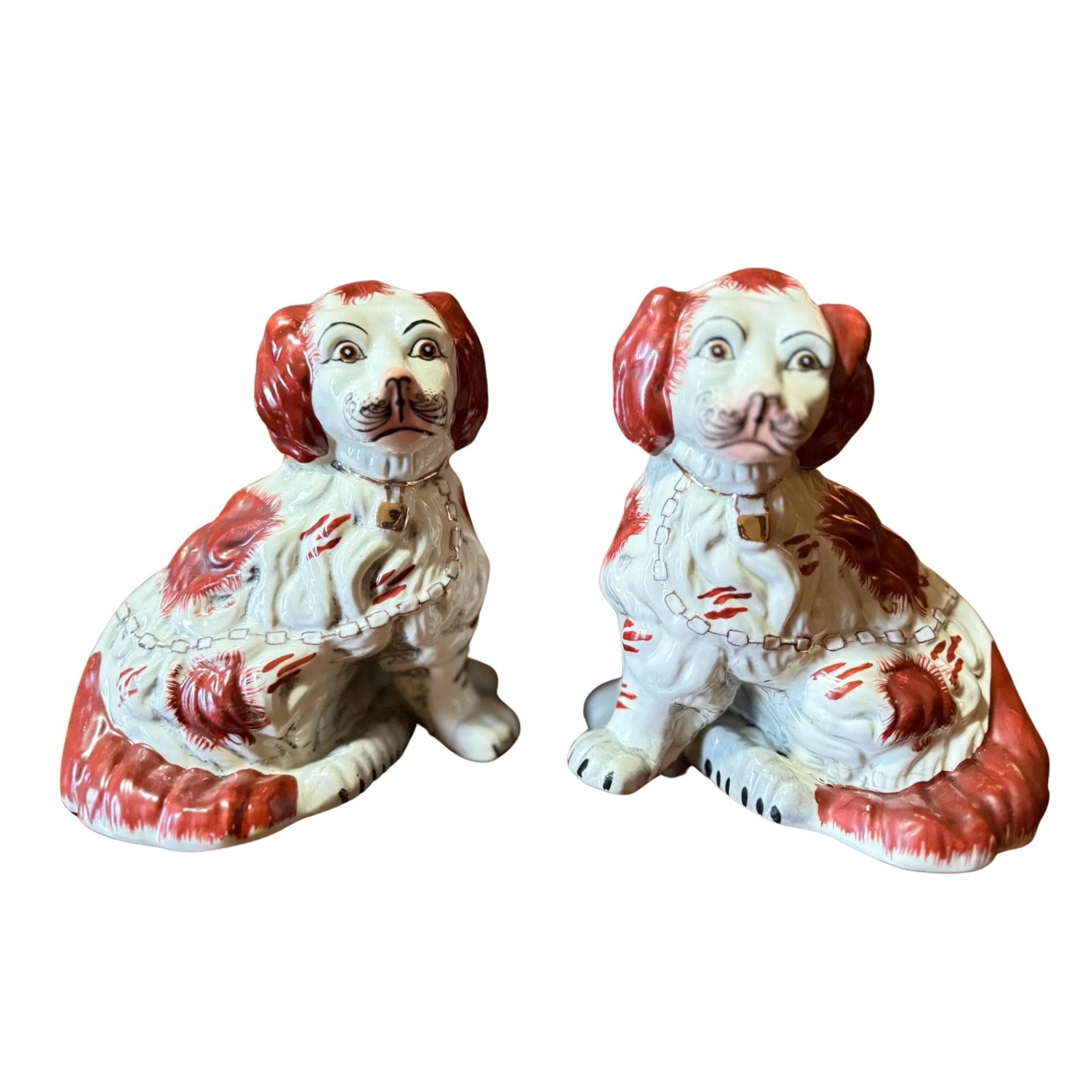 Paar Staffordshire Spaniel Hunde (Circa 1880er Jahre) | Klassische viktorianische Mantelware | Handbemalte Keramik Figuren in sehr gutem Zustand