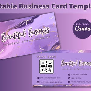 Può includere: Modello di biglietto da visita viola e oro con un design in marmo. Il testo sulla carta recita "Beautiful Business Licensed Cosmetologist". La carta include anche un codice QR, un indirizzo del sito web, un numero di telefono e un identificatore di social media.
