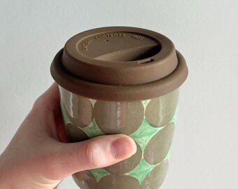 Tazza termica da viaggio in ceramica fatta a mano da 414 ml (14 oz) dipinta a mano per caffè o tè, con coperchio e design a cerchi verdi.