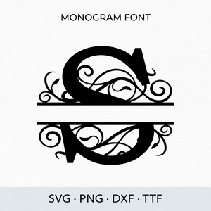 Op de afbeelding: Een zwart-wit monogram-lettertypeontwerp met de letter "S" met decoratieve versieringen. De letter is in tweeën gedeeld met een horizontale lijn. De tekst "MONOGAM FONT" staat boven de letter en "SVG. PNG. DXF. TTF" staat onder de letter.
