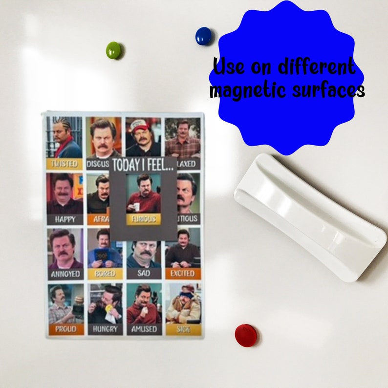 Puede incluir: Una pizarra blanca magn&eacute;tica de borrado en seco con una cuadr&iacute;cula de 16 cuadrados. Cada cuadrado presenta una foto diferente de Ron Swanson de la serie de televisi&oacute;n Parks and Recreation. El texto "TODAY I FEEL..." est&aacute; impreso en el centro de la pizarra. La pizarra est&aacute; rodeada de puntos magn&eacute;ticos azules, verdes y rojos.