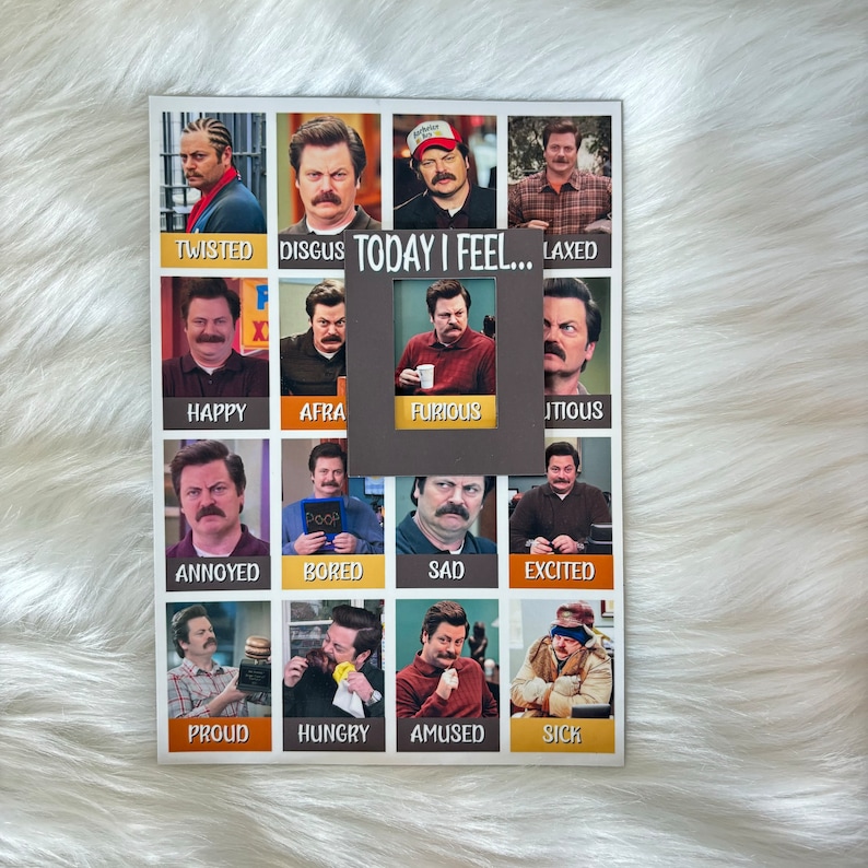 Puede incluir: Una tarjeta marr&oacute;n con una cuadr&iacute;cula de 16 im&aacute;genes de Ron Swanson de la serie de televisi&oacute;n Parks and Recreation. Cada imagen muestra a Ron con una expresi&oacute;n facial diferente. El texto "TODAY I FEEL..." est&aacute; en la parte superior de la tarjeta. Debajo de cada imagen hay una palabra que describe la emoci&oacute;n, como "Happy", "Furious", "Annoyed", "Bored", "Sad", "Excited", "Proud", "Hungry", "Amused", "Sick", "Twisted", "Disgus", "Laxed", "Afra" y "Itious".
