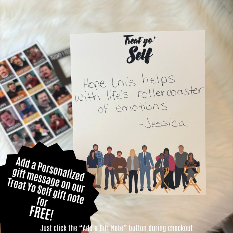 Puede incluir: Una tarjeta blanca con el texto "Treat yo' Self" escrito en negro. La tarjeta tiene un mensaje escrito a mano que dice "Espero que esto ayude con la monta&ntilde;a rusa de emociones de la vida - Jessica". La tarjeta tambi&eacute;n presenta una ilustraci&oacute;n de dibujos animados de un grupo de personas de pie en una fila.