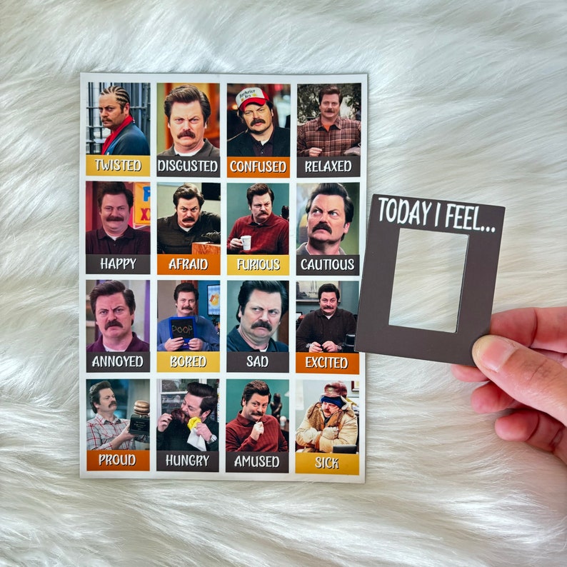 Puede incluir: Una tarjeta marr&oacute;n con una cuadr&iacute;cula de 16 im&aacute;genes de Ron Swanson de la serie de televisi&oacute;n Parks and Recreation. Cada imagen muestra a Ron Swanson con una expresi&oacute;n facial diferente. La tarjeta tiene el texto "TODAY I FEEL..." en la parte superior y un espacio en blanco debajo. Se muestra un marco marr&oacute;n en primer plano.