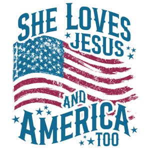 Op de afbeelding: Een versleten Amerikaans vlagontwerp met de tekst "She Loves Jesus and America Too" in blauwe letters. De vlag is rood, wit en blauw met sterren op het blauwe veld.