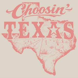 Puede incluir: Diseño gráfico rosa claro con las palabras "Choosin'" y "TEXAS". La palabra "TEXAS" está en una fuente estilizada, superpuesta a una ilustración detallada del paisaje del estado, incluyendo cactus, una carretera y una estrella.