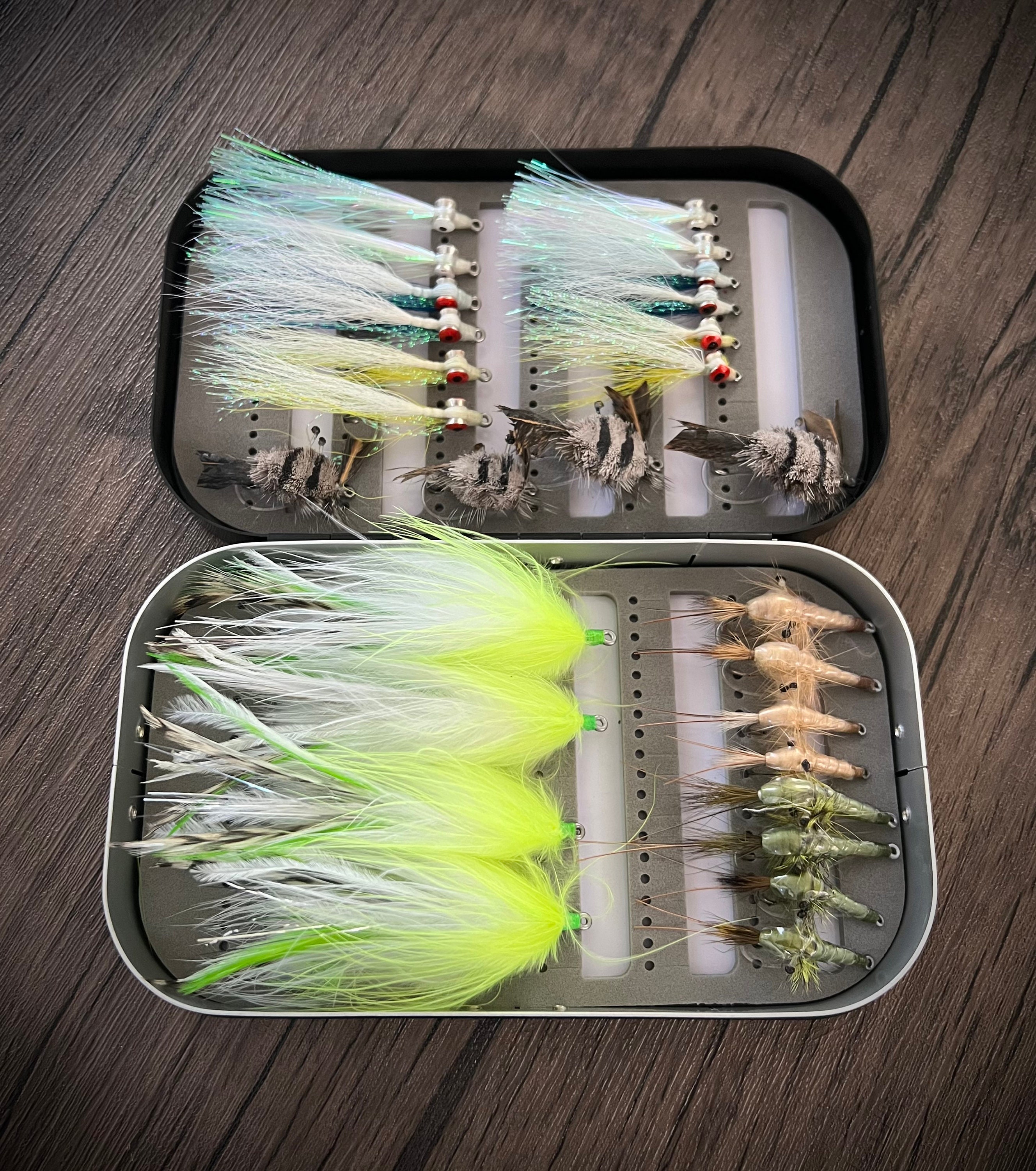 Boîte à mouches en aluminium chargée avec assortiment de mouches pour eau de mer Mouches noires pour la pêche à la mouche - France