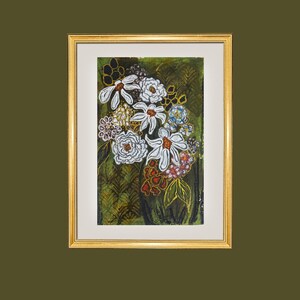 以下が含まれることがあります： 濃い緑色の背景に、白い花束が描かれた額装された絵画。緑の葉と赤と黄色のアクセントが施されています。