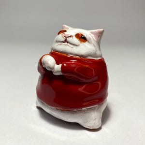 Zimowa edycja Snowball – ręcznie robiona ceramiczna rzeźba kota – oryginalna sztuka