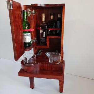 Handgemaakte massief houten whiskykast – vloerstaande minibar – uniek gesneden likeuropslag – cadeau voor hem