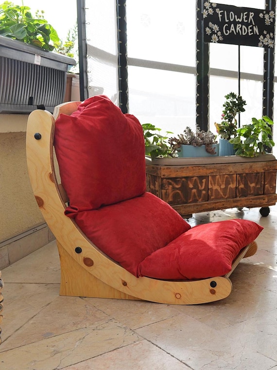 Floor chair, complete with cushion; fabric and wood color can be customized.