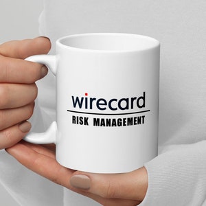 Könnte beinhalten: Weiße Keramiktasse mit einem schwarzen und roten Logo, auf dem "wirecard RISK MANAGEMENT" steht.