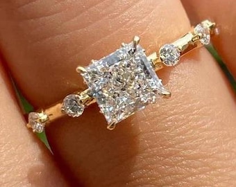 Anillo de compromiso de moissanita de corte princesa con engaste pavé de oro de 14 quilates