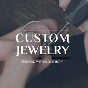 Puede incluir: Primer plano de un anillo que se trabaja con una herramienta. El texto "CUSTOM JEWELRY" se muestra en blanco, con el texto "RESPOND WITHIN ONE HOUR" debajo. El fondo es oscuro y borroso.