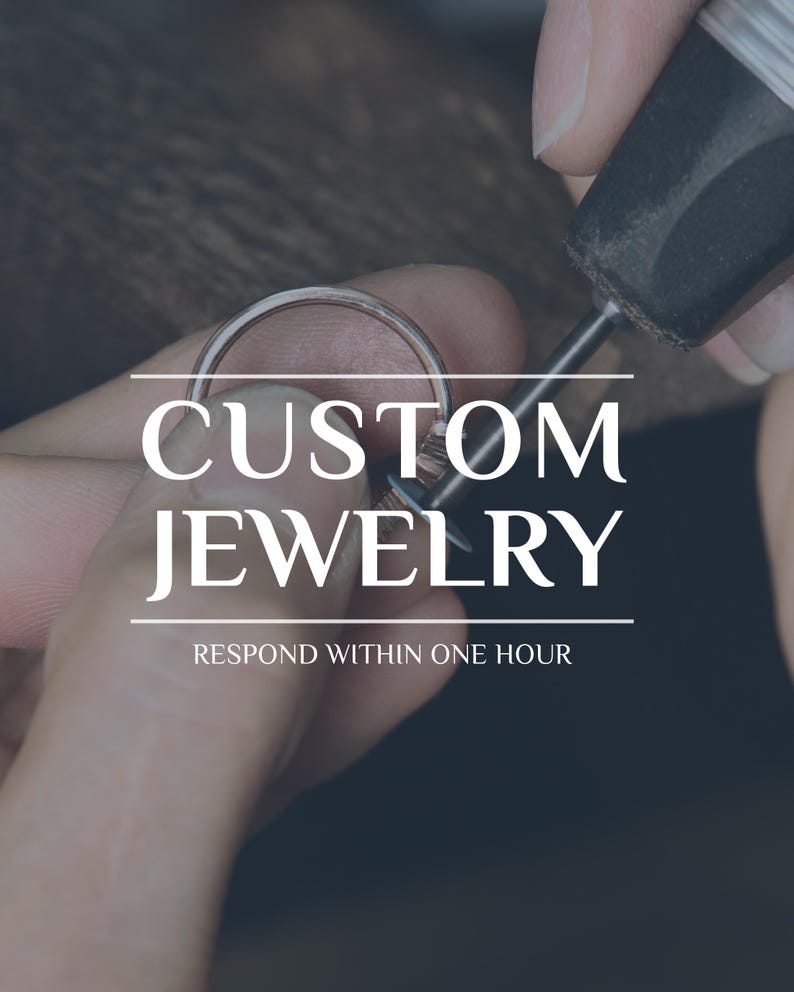 Puede incluir: Primer plano de un anillo que se trabaja con una herramienta. El texto "CUSTOM JEWELRY" se muestra en blanco, con el texto "RESPOND WITHIN ONE HOUR" debajo. El fondo es oscuro y borroso.