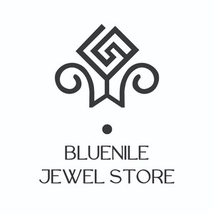 Puede incluir: Logotipo en blanco y negro para una joyer&iacute;a. El logotipo presenta un dise&ntilde;o geom&eacute;trico sobre las palabras "BLUENILE JEWEL STORE". El dise&ntilde;o incluye una forma cuadrada con un patr&oacute;n intrincado, flanqueada por l&iacute;neas curvas.