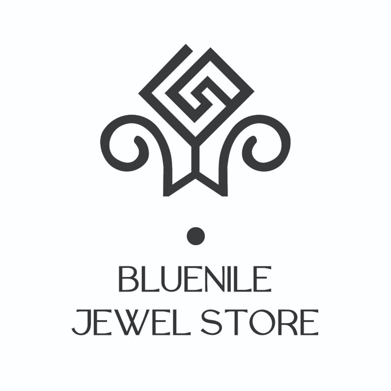 Puede incluir: Logotipo en blanco y negro para una joyer&iacute;a. El logotipo presenta un dise&ntilde;o geom&eacute;trico sobre las palabras "BLUENILE JEWEL STORE". El dise&ntilde;o incluye una forma cuadrada con un patr&oacute;n intrincado, flanqueada por l&iacute;neas curvas.