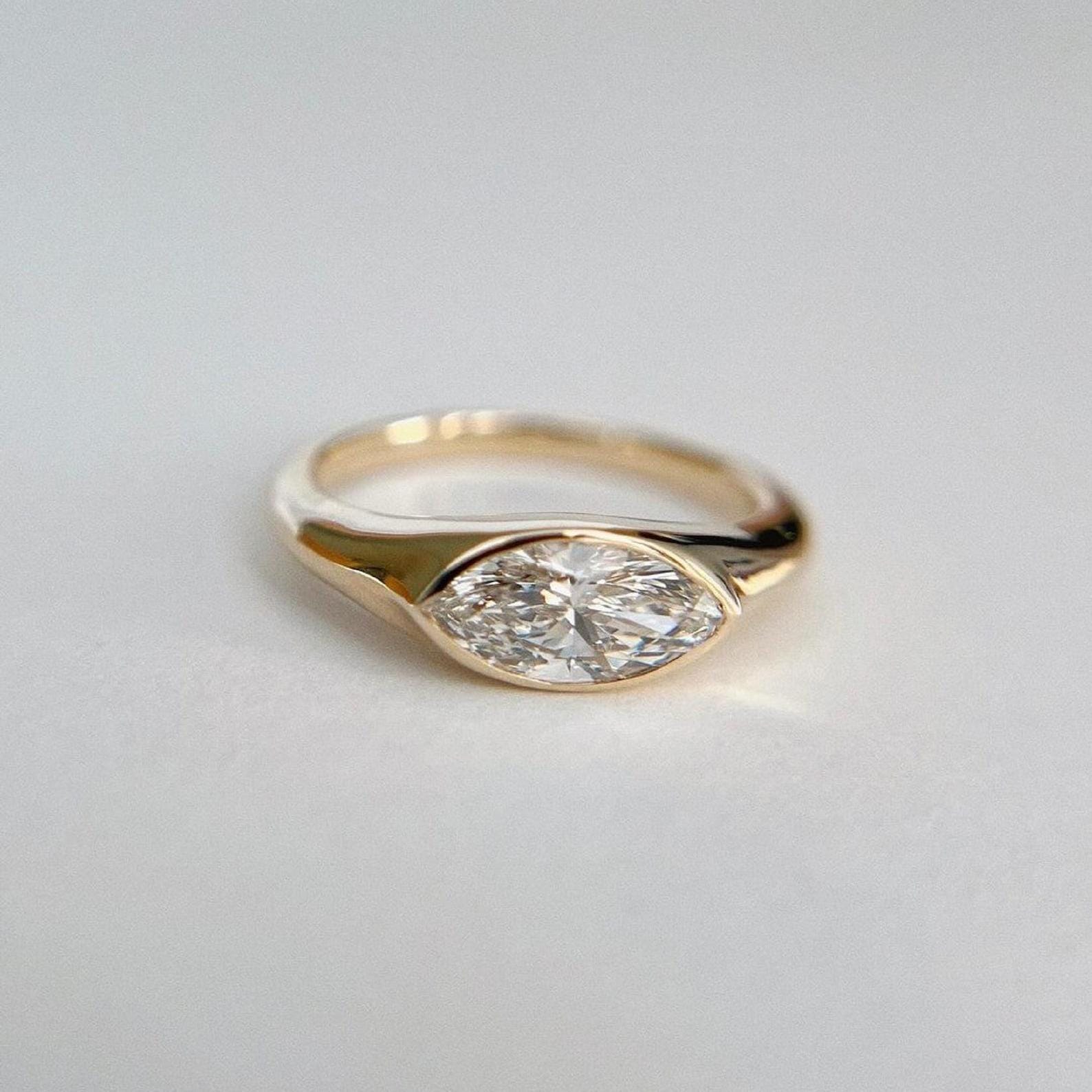 Anel de sinete de moissanita Marquise: engaste em ouro amarelo 14k