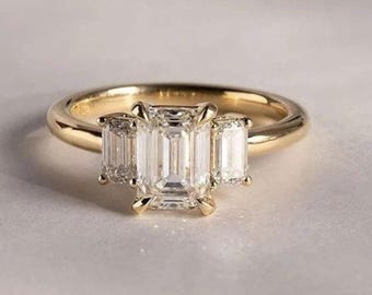 Anel de noivado com três pedras de moissanita lapidada esmeralda: ouro 14K