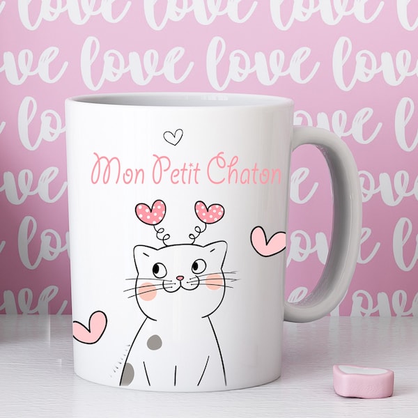 Tasse façon mug avec petit chaton et plein de coeurs à offrir en cadeau plein d'amour. Cadeau quand on aime les chats et les animaux