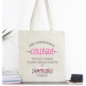 Peut inclure: Un sac fourre-tout en toile blanche avec un motif floral rose et le texte "UNE FORMIDABLE COLLÈGUE TROP DUR À TROUVER TELLEMENT DIFFICILE À QUITTER ET IMPOSSIBLE À OUBLIER".