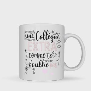 Op de afbeelding: Witte keramische mok met een gebogen handvat. De mok heeft de tekst "une Collègue EXTRA comme toi cela ne s'oublie pas" in zwarte en roze letters, samen met bloemen- en hartillustraties. De mok is ontworpen voor een collega.