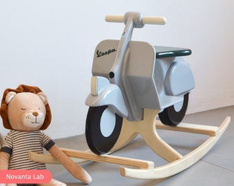 Dondolo in Legno Scooter Italiano per Bambini realizzata in Italia, dondolo gioco per bambini solido e resistente, artigianale Made in Italy