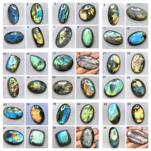 Pode incluir: Trinta e seis pedras preciosas de labradorita de forma oval com cores iridescentes, incluindo verde, azul, dourado e roxo. As pedras estão dispostas em seis filas de seis pedras cada.