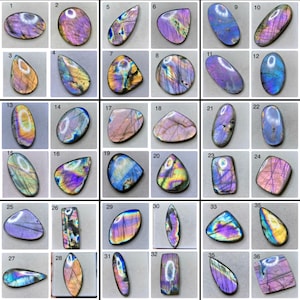 Pode incluir: Uma coleção de trinta e seis pedras preciosas de labradorite polidas, cada uma com formas únicas e padrões de cores iridescentes. As pedras exibem tons de roxo, azul, verde e dourado, com flashes de cor. As pedras preciosas estão dispostas em uma grade.