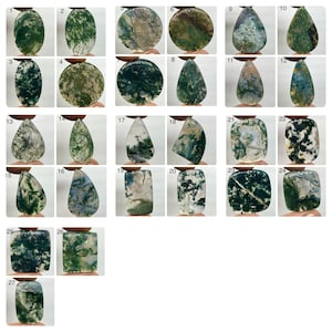 Puede incluir: Una colección de 27 piedras preciosas de ágata musgosa en varias formas, incluyendo ovaladas, de lágrima y rectangulares. Las piedras muestran patrones verdes, blancos y marrones, cada una sostenida por una mano.