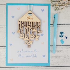 Tarjeta de bebé niño, móvil de madera personalizado hecho a mano para guardería, recuerdo grabado - Bienvenido al mundo