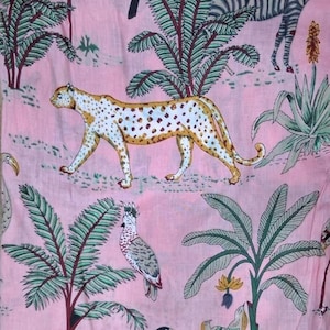 Puede incluir: Una tela de color rosa claro con un patr&oacute;n repetitivo de animales salvajes y plantas tropicales. El dise&ntilde;o incluye un leopardo moteado, una cebra, una cacat&uacute;a y varias palmeras y suculentas impresas en tonos verdes, amarillos y negros.