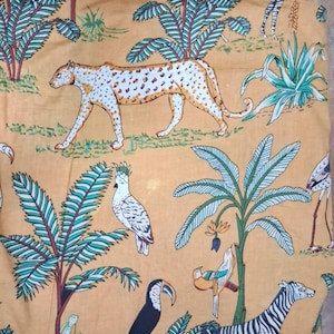 Puede incluir: Una tela de color amarillo mostaza con un patr&oacute;n repetitivo de fauna y flora tropical. El estampado incluye un guepardo manchado, una cebra, una cacat&uacute;a blanca, un tuc&aacute;n y varias palmeras y plantas en tonos verdes, blancos y negros.
