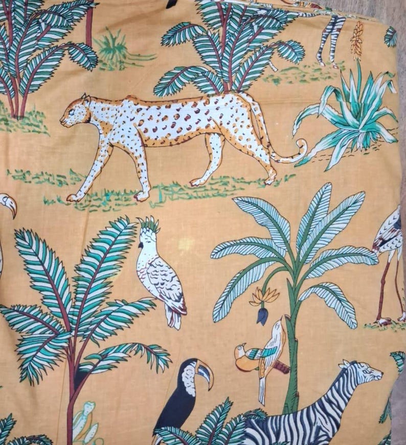 Puede incluir: Una tela de color amarillo mostaza con un patr&oacute;n repetitivo de fauna y flora tropical. El estampado incluye un guepardo manchado, una cebra, una cacat&uacute;a blanca, un tuc&aacute;n y varias palmeras y plantas en tonos verdes, blancos y negros.