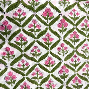 K&ouml;nnte beinhalten: Wei&szlig;er Stoff mit einem sich wiederholenden Blumenmuster. Rosafarbene Bl&uuml;ten sind in einem Gitter aus gr&uuml;nen Blattformen angeordnet. Das Design ist dekorativ und floral, geeignet f&uuml;r verschiedene Textilanwendungen. Das Muster ist symmetrisch.