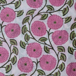 K&ouml;nnte beinhalten: Stoff mit floralem Muster. Gro&szlig;e rosa Bl&uuml;ten mit dunklen Zentren und gr&uuml;nen Bl&auml;ttern sind in einem sich wiederholenden Muster auf wei&szlig;em Hintergrund angeordnet. Dunkelbraune Stiele verbinden die Bl&uuml;ten. Ideal f&uuml;r N&auml;h- und Bastelprojekte.
