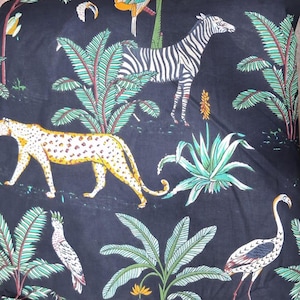 Puede incluir: Una tela negra con un patr&oacute;n repetitivo de una cebra blanca y negra, un leopardo amarillo con manchas negras y una grulla blanca. El dise&ntilde;o incluye hojas de palmera verdes, varias plantas tropicales y peque&ntilde;os p&aacute;jaros coloridos.