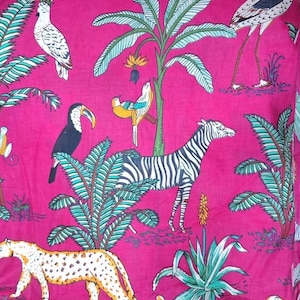Puede incluir: Una tela de color fucsia vibrante con un patr&oacute;n repetitivo de flora y fauna tropical. El dise&ntilde;o incluye una cebra blanca, un leopardo manchado, un tuc&aacute;n, una cacat&uacute;a blanca y un ave de patas largas, rodeados de palmeras verdes.