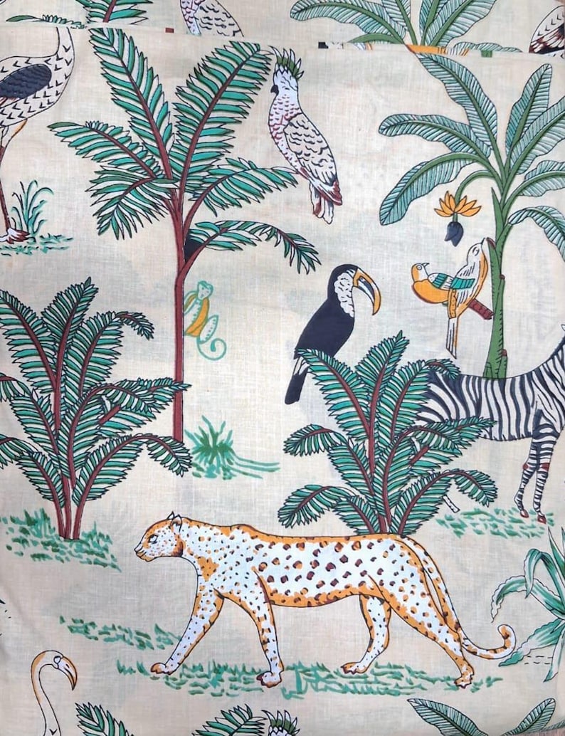 Puede incluir: Una tela de color claro con un estampado repetitivo de tem&aacute;tica selv&aacute;tica. El dise&ntilde;o incluye un leopardo caminando, una cebra, un tuc&aacute;n, una cacat&uacute;a y un flamenco entre palmeras verdes y follaje tropical con troncos y tallos rojos.