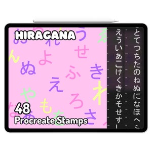 Könnte beinhalten: Eine digitale Illustration eines Tablet-Bildschirms, auf dem 48 bunte japanische Hiragana-Zeichen angezeigt werden. Der Text "HIRAGANA" und "48 Procreate Stamps" ist ebenfalls auf dem Bildschirm zu sehen.