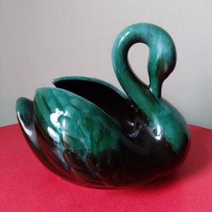 Jarrón con forma de cisne de BMP Blue Mountain Pottery - Azul verdoso, década de 1980