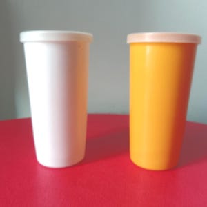 Twee vintage Tupperware-bekers met deksel, vintage geel 1970
