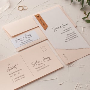 SAMPLE faire-part de mariage & carte-réponse, faire-part de mariage moderne avec pendentif en aspect cuir, blush, rosé, papeterie de mariage, RSVP