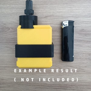 Può includere: Un mod vape stampato in 3D giallo e nero con un tappo superiore nero. Il mod è accanto a un accendino nero per il confronto delle dimensioni. ESEMPIO DI RISULTATO (NON INCLUSO)