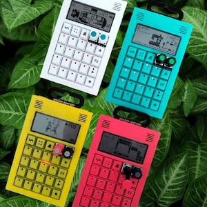 Può includere: Quattro campionatori musicali "pocket operator" in diversi colori: bianco, turchese, giallo e rosa. Ogni campionatore ha un piccolo schermo, una griglia di pulsanti e due manopole. Il testo "pocket operator" è stampato sul davanti di ogni campionatore.