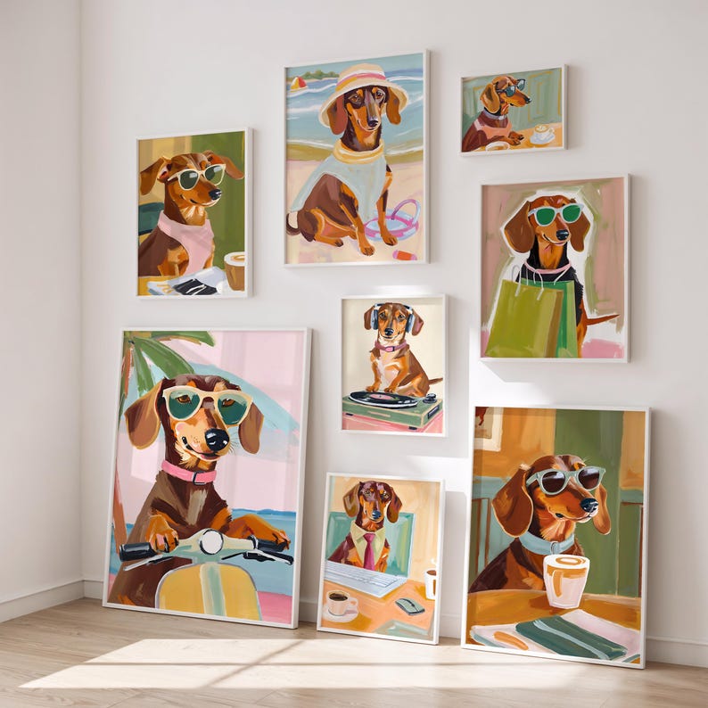K&ouml;nnte beinhalten: Eine Sammlung gerahmter Kunstdrucke mit Dackel-Hunden in verschiedenen Freizeitumgebungen. Die Hunde sind mit Sonnenbrillen, H&uuml;ten und anderen Accessoires dargestellt, mit leuchtenden Farben und einem verspielten Stil. Die Drucke werden an einer wei&szlig;en Wand ausgestellt.