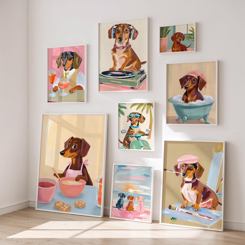 K&ouml;nnte beinhalten: Eine Sammlung gerahmter Kunstdrucke mit Dackel-Hunden in verschiedenen skurrilen Szenen. Die Kunstwerke zeigen einen Hund mit Kopfh&ouml;rern, einen Hund in einer Badewanne und einen Hund auf einem Roller. Die Farbpalette umfasst Braun-, Rosa- und Blaut&ouml;ne.