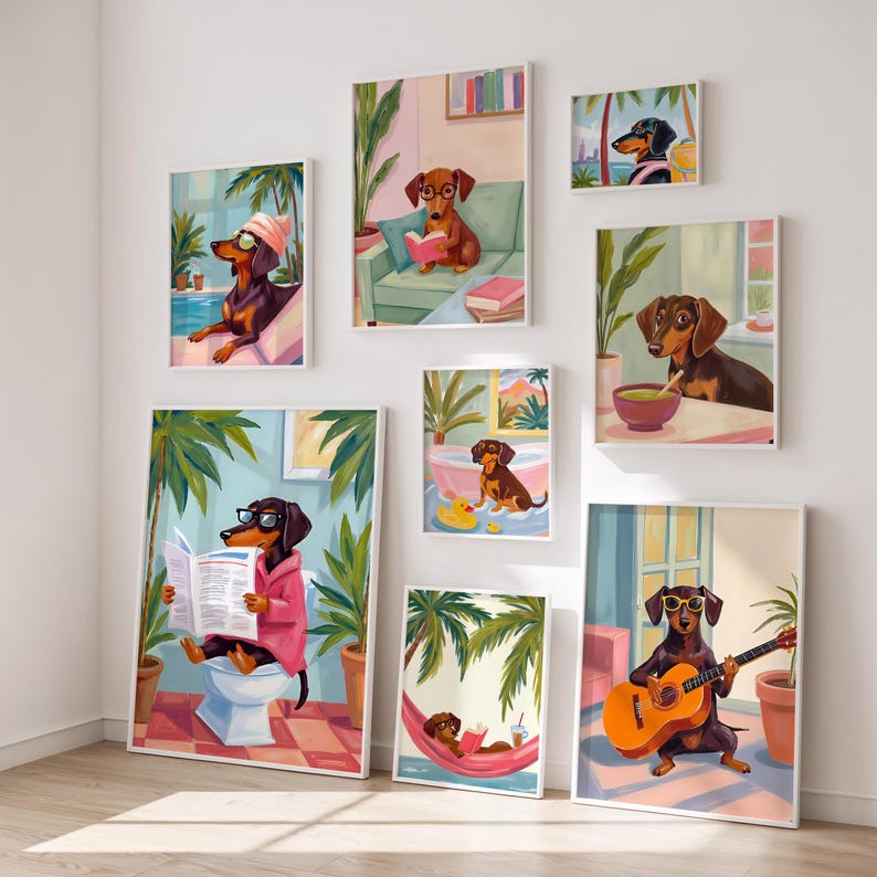 K&ouml;nnte beinhalten: Eine Sammlung gerahmter Kunstdrucke mit Dackel-Hunden in verschiedenen entspannten Szenarien. Die Hunde sind mit Sonnenbrillen dargestellt, lesen, spielen Gitarre und entspannen am Pool. Die Farbpalette umfasst Braun-, Rosa- und Blaut&ouml;ne.