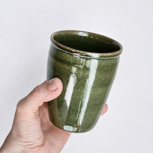 Dunkelgrüne Steinzeug Tasse, Keramik Becher, Keramik Kaffeetasse, Henkellose Tasse, Keramik Teetasse Ohne Griff, Japandi Moosgrüne Keramik
